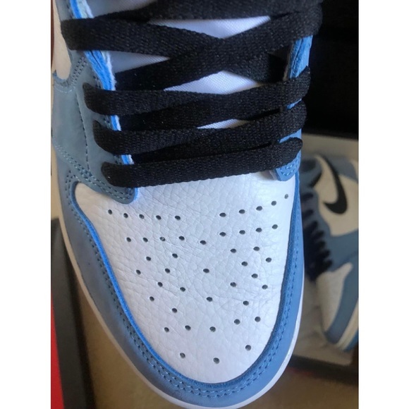 Air Jordan Retro 1 High OG | University Blue | 11 - Picture 2 of 5